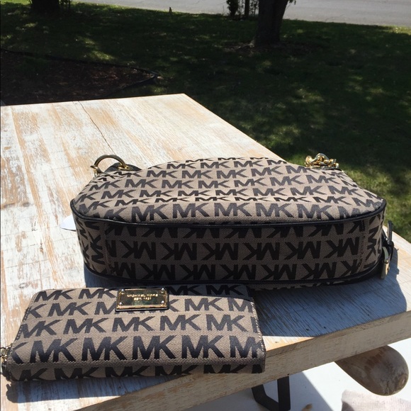 Michael Kors matching purse and wallet - Picture 2 of 5